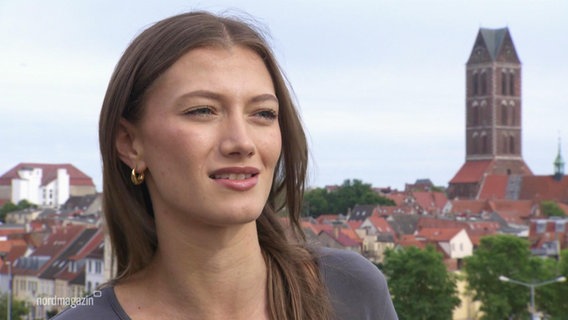 Die Sängerin Leony im Interview, im Hintergrund die Stadt Wismar. © Screenshot 
