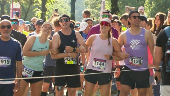 Läuferinnen und Läufer an der Startlinie. © Screenshot 