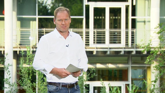 Moderator Thilo Tautz moderiert draußen im Grünen. © Screenshot 