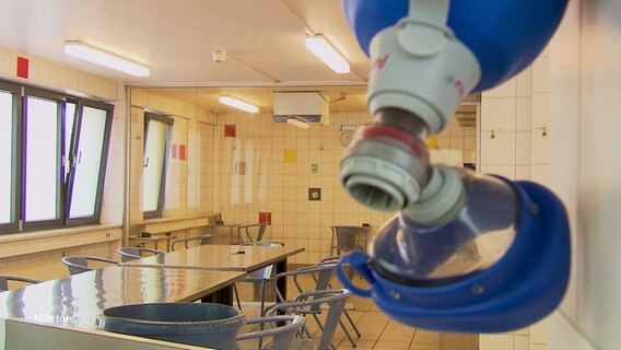 Blick in einen menschenleeren Raum in Hamburg, in dem Menschen Drogen konsumieren können. © Screenshot 