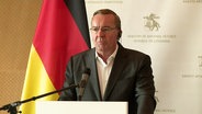 Verteidigungsminister Boris Pistorius steht an einem Rednerpult. © Screenshot 