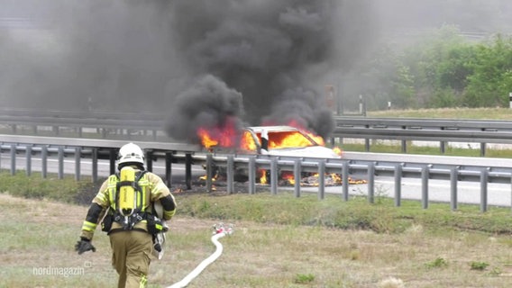 brennendes Auto und Feuerwehr © Screenshot 