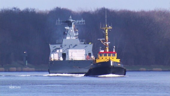 Ein Schlepper zieht ein Schiff der Marine © Screenshot 