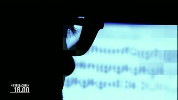 Eine Person mit Brille vor einem PC-Bildschirm © Screenshot 