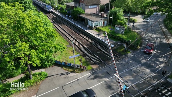 Ein Bahnübergang mit Schranke © Screenshot 