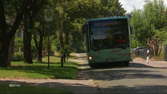 Ein Bus hält an einer Bushaltestelle auf dem Land. © Screenshot 