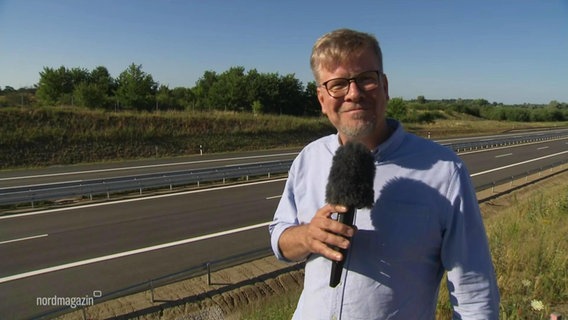 NDR-Reporter David Pilgrim steht an der A20. © Screenshot 
