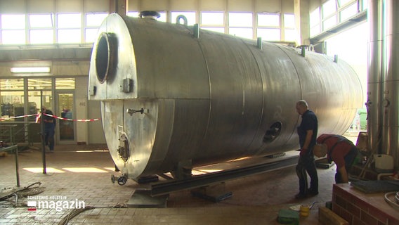 Ein 20 Tonnen schwerer Tank wird aus dem UKSH in Lübeck geholt. © Screenshot 