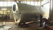 Ein 20 Tonnen schwerer Tank wird aus dem UKSH in Lübeck geholt. © Screenshot 