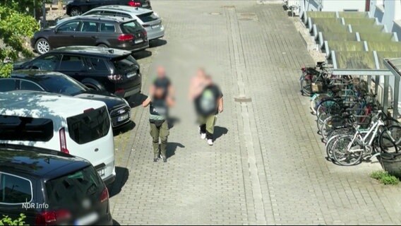 Ein mutmaßlicher Drogendealer wird von der Polizei abgeführt. © Screenshot 