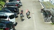 Ein mutmaßlicher Drogendealer wird von der Polizei abgeführt. © Screenshot 