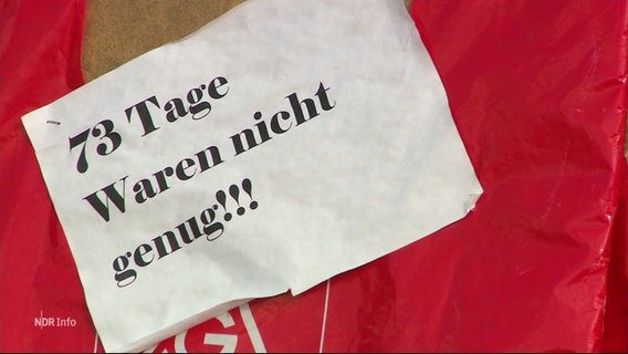 "73 Tage Streik waren nicht genug", steht auf einem Banner von Streikenden. © Screenshot 