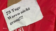 "73 Tage Streik waren nicht genug", steht auf einem Banner von Streikenden. © Screenshot 