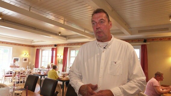 Ein Mann in einem Restaurant. © Screenshot 
