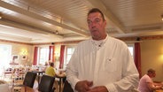 Ein Mann in einem Restaurant. © Screenshot 