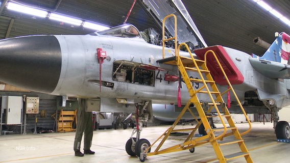 Ein Kampflugzeug Tornado in einer Halle. © Screenshot 