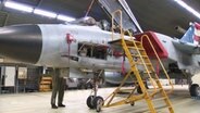 Ein Kampflugzeug Tornado in einer Halle. © Screenshot 