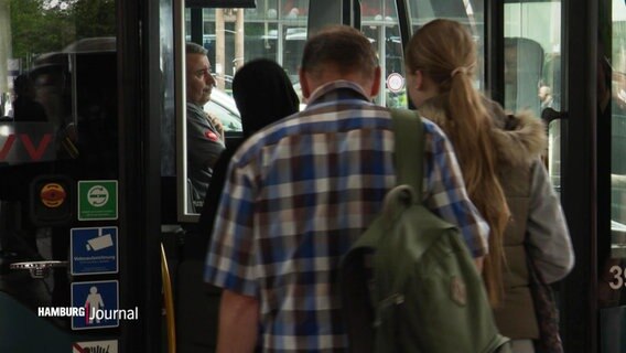 Mehrere Personen steigen in die Vordertür eines Bus ein. © Screenshot 