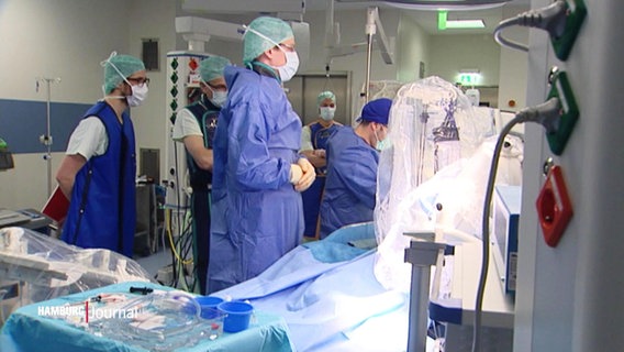Mehrere Ärzte bei einer OP im Krankenhaus © Screenshot 