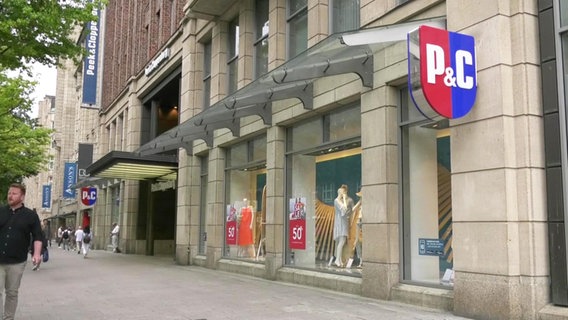 Eine Fassade des Bekleidungsanbieters P&C in Hamburg. © Screenshot 