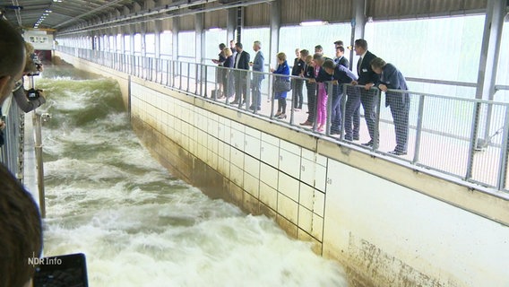 Politiker und Politikerinnen besuchen einen "Wellenströmungskanal". © Screenshot 