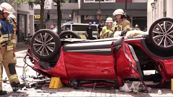 Tragischer Unfall einer 81-jährigen, die mit ihrem Auto beim Rangieren in einem Parkhaus, durch die Wand des vierten Stocks gebrochen ist. © Screenshot 