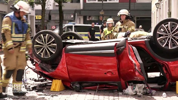 Das Unfallfahrzeug mit Rettungskräften. © Screenshot 