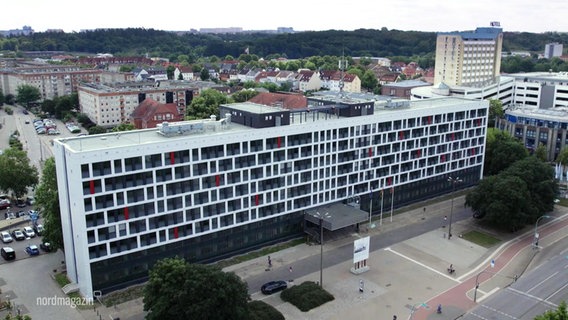 Das Rathaus in Neubrandenburg aus der Vogelperspektive. © Screenshot 