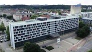 Das Rathaus in Neubrandenburg aus der Vogelperspektive. © Screenshot 