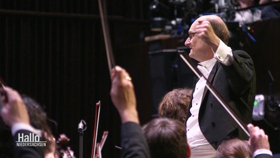 Andrew Manze bei seinem Abschiedskonzert in Hannover © Screenshot 