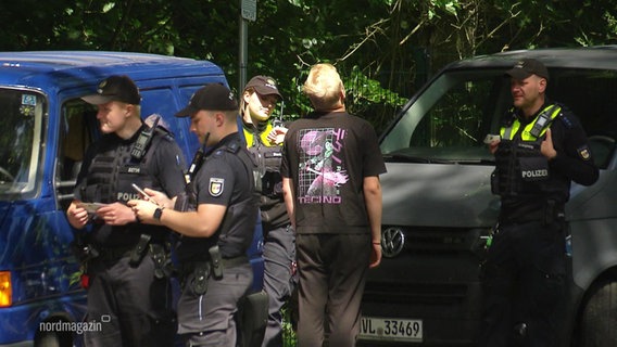 Polizisten kontrollieren Autos © Screenshot 