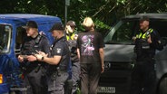 Polizisten kontrollieren Autos © Screenshot 