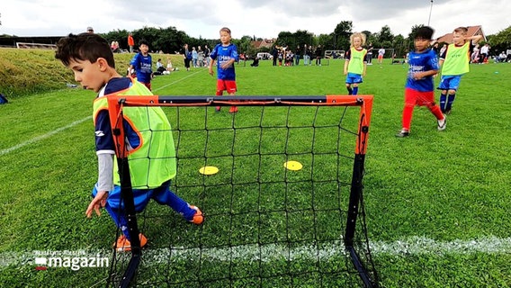 Kinder beim Fußballturnier mit einem kleinen Tor © Screenshot 