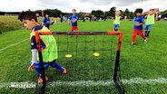 Kinder beim Fußballturnier mit einem kleinen Tor © Screenshot 