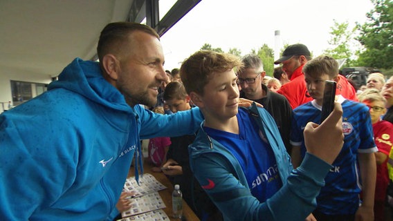 Spieler von Hansa Rostock (Verhoek) macht Selfie mit Fan. © Screenshot 