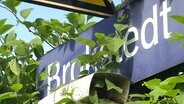 Schild am Bahnhof von Brokstedt. © Screenshot 