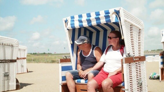 Zwei Menschen in einem Strandkorb. © Screenshot 