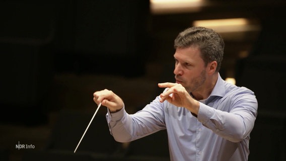 Dirigent Stanislav Kochanovsky. © Screenshot 