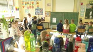 Grundschulkinder in einem Klassenzimmer. © Screenshot 