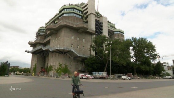 Ein Bunker mit einem begrünten Dach. © Screenshot 