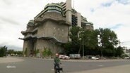Ein Bunker mit einem begrünten Dach. © Screenshot 