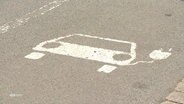 Eine Fahrbahnmarkierung zeigt ein Icon eines Elektroautos. © Screenshot 