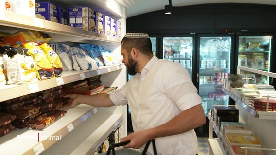 Ein Kunde kauft im "Kosher Supermarkt" ein. © Screenshot 