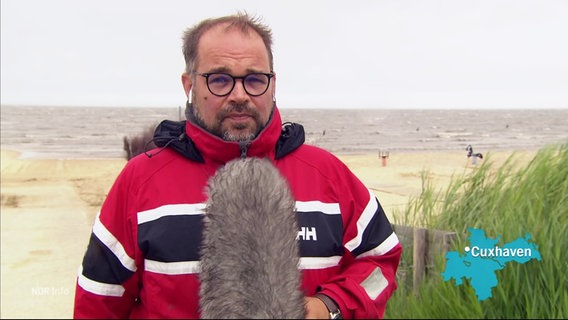 Der Reporter Sebastian Duden berichtet aus Cuxhaven. © Screenshot 