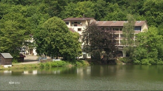 Ein Hotel an einem See. © Screenshot 