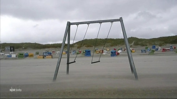 Schaukelsitze am Strand werden vom Wind verweht. © Screenshot 