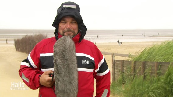 Der Reporter Sebastian Duden berichtet aus Cuxhaven. © Screenshot 