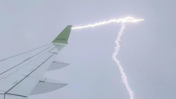 Blitzeinschlag im Tragflügelende eines Flugzeugs. © Screenshot 