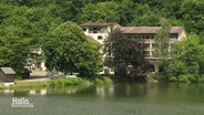 Ein Hotel an einem See in Bad Lauterberg. © Screenshot 