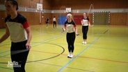 Drei Frauen trainieren Seilspringen in einer Turnhalle © Screenshot 